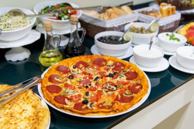 Bir otelde pizza ve birçok yemek ile Yemek ve Büfe Dekorasyon