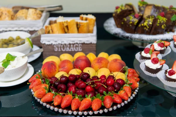 Bandeja de frutas saludables, fresas cerezas naranjas melocotones manzanas albaricoques en la mesa, de cerca —  Fotos de Stock