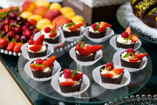 Un sabroso postre dulce con crema y fresas en un desayuno buffet en un hotel . —  Fotos de Stock