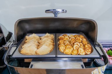 Marmite'de çeşitli krepler ile otelde kahvaltı catering ayarı