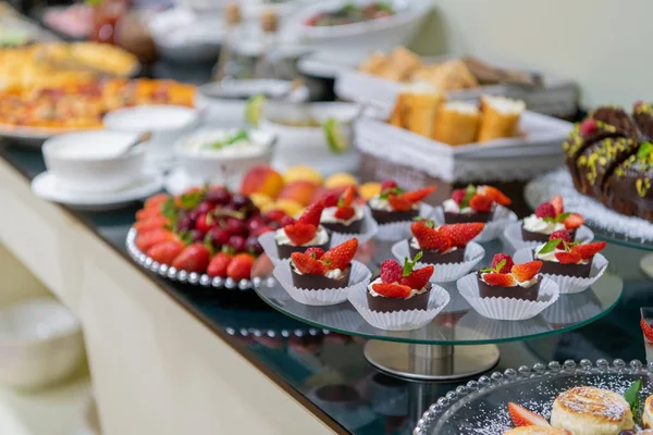 Un sabroso postre dulce con crema y fresas en un desayuno buffet en un hotel . —  Fotos de Stock