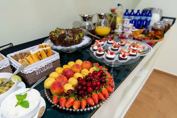 Bandeja de frutas saludables, fresas cerezas naranjas melocotones manzanas albaricoques en la mesa, de cerca —  Fotos de Stock