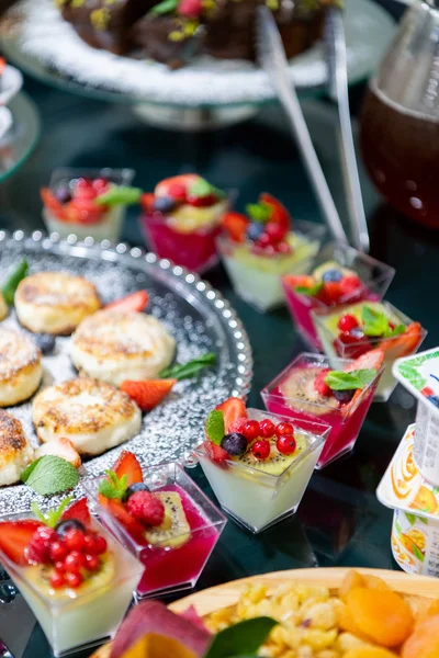 Postres de leche dulce y bayas en el desayuno buffet en un hotel —  Fotos de Stock