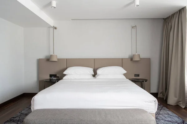 Interior del dormitorio moderno en loft piso en estilo de color claro de apartamentos caros —  Fotos de Stock