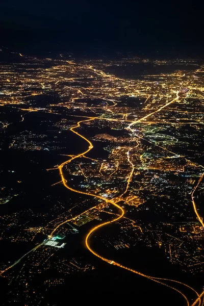 Luftaufnahme einer Stadt Moskau bei Nacht. Stadt Moskau Bild aus dem Flugzeug. — Stockfoto