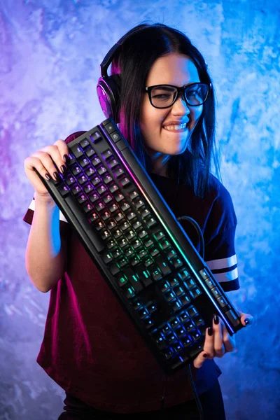 Νεαρός έφηβος gamer φορώντας γυαλιά στέκεται ποζάροντας με τον εξοπλισμό τυχερών παιχνιδιών υπολογιστή — Φωτογραφία Αρχείου
