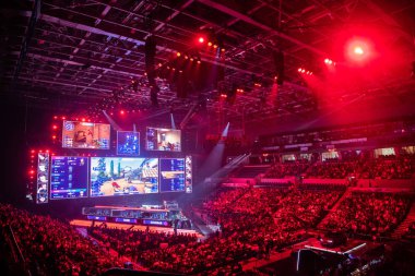 Moskova, Rusya - 14 Eylül 2019: esports Counter-Strike: Global Offensive etkinliği. Ana sahne mekan, büyük ekran ve ışıklar turnuva başlamadan önce.