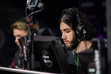 Moskova, Rusya - 14 Eylül 2019: esports Counter-Strike etkinliği. Bir takım Avangar Ali Jame Dzhami ve Timur buster Tulepov oyuncular kabiniçinde oyuncular.