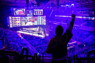 Moskova, Rusya - 14 Eylül 2019: esports Counter-Strike: Global Offensive etkinliği. Taraftarlar turnuva arenada elleri havada bir tribünde. En sevdiği takım için tezahürat.