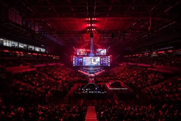 MOSCÚ, RUSIA - 14 DE SEPTIEMBRE DE 2019: esports Counter-Strike: Global Offensive event. Lugar del escenario principal, pantalla grande y luces antes del inicio del torneo . —  Fotos de Stock