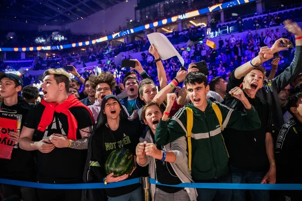 Μόσχα, Ρωσία-14 Σεπτεμβρίου 2019: eSports εκδήλωση ενός παιχνιδιού counter απεργία. Πολλοί οπαδοί σε ένα Τριβούνο στην αρένα τουρνουά με τα χέρια σηκωμένο. Ζητωκραυγάζουν για την αγαπημένη τους ομάδα. — Φωτογραφία Αρχείου