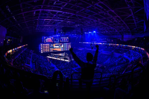 Moskva, Rusko-14. září 2019: eSports Kontrastrike: globální útočná událost. Fantom na tribuně v turnajích s rukama zdvijen. — Stock fotografie