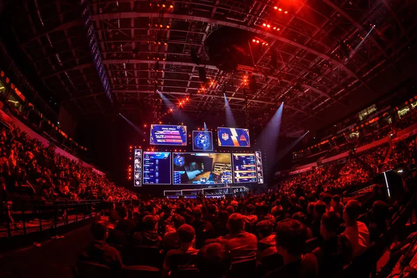 MOSCOU, RUSSIE - 14 SEPTEMBRE 2019 : Esports Contre-grève : Événement offensif mondial. Grande scène principale éclairée d'un tournoi de jeux vidéo situé sur un grand stade. Tribunes sont pleins de vidéo — Photo