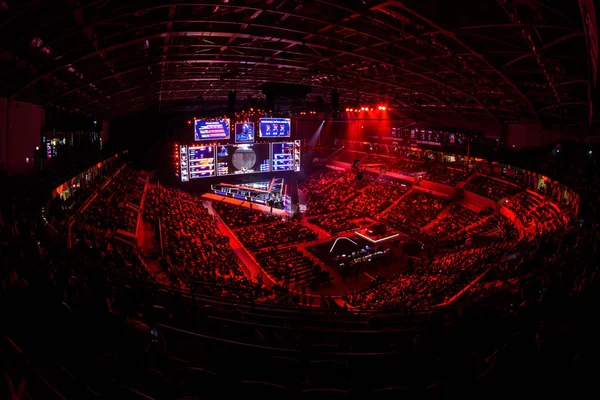 MOSKVA, RUSKO - 14. září 2019: esports Counter-Strike: Global Offensive event. Velká osvětlená hlavní etapa turnaje počítačových her se nachází na velkém stadionu. Tribunes jsou plné videa — Stock fotografie