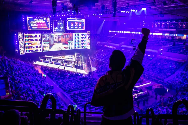 MOSCÚ, RUSIA - 14 DE SEPTIEMBRE DE 2019: esports Counter-Strike: Global Offensive event. Ventilador en una tribuna en la arena de torneos con las manos levantadas. Animando a su equipo favorito . —  Fotos de Stock