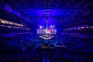 Moskova, Rusya - 14 Eylül 2019: esports Counter-Strike: Global Offensive etkinliği. Ana sahne mekan, büyük ekran ve ışıklar turnuva başlamadan önce.