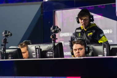 Moskova, Rusya - 14 Eylül 2019: esports Counter-Strike: Global Offensive etkinliği. Bir takım Natus Vincere oyuncular standı içinde bir sahnede.