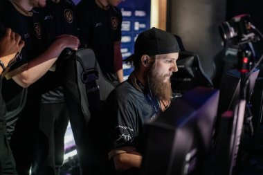 Moskova, Rusya - 14 Eylül 2019: esports Counter-Strike: Global Offensive etkinliği. Pijama efsanesi oyuncu Patrik f0rest Lindberg içinde bir sahnede takım Ninjas ile Oyuncular standı.