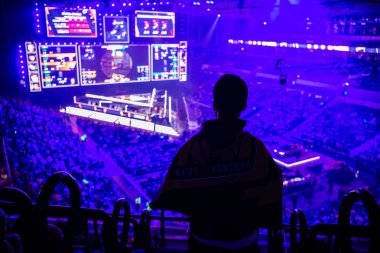 Moskova, Rusya - 14 Eylül 2019: esports Counter-Strike: Global Offensive etkinliği. Bir bayrak ile turnuva arenada bir tribün üzerinde Fan.