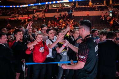 Moskova, Rusya - 14 Eylül 2019: Counter Strike maçının espor etkinliği. Kazanan oyuncu Adren turnuvaarenada bir tribün üzerinde hayranları çok. Resim yapmak ve onun için imza vermek