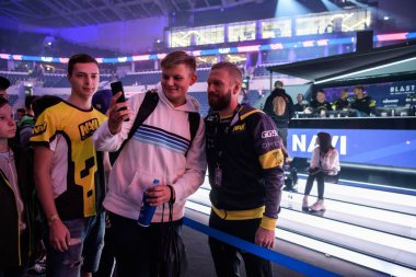 Moskova, Rusya - 14 Eylül 2019: Counter Strike maçının espor etkinliği. Oyuncular profesyonel Ugin turnuvalar arenada bir tribün üzerinde hayranları ile. Fotoğraf yapmak ve köklerini destekleyenlere imza vermek.