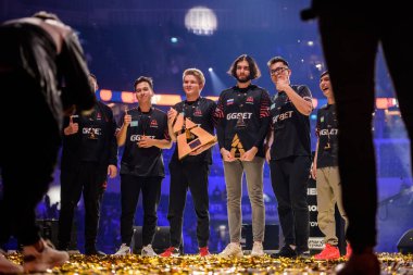 Moskova, Rusya - 14 Eylül 2019: esports Counter-Strike: Global Offensive etkinliği. Turnuva takımı Avangar'ın galibi bir kupa ödülü ile sahnede. Galibiyeti kutlamak.