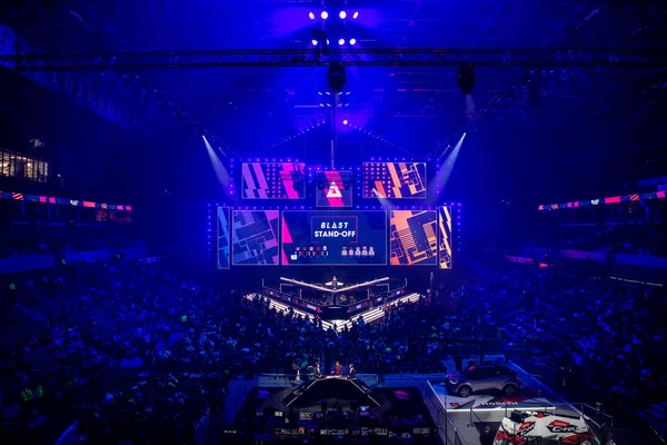 MOSCÚ, RUSIA - 14 DE SEPTIEMBRE DE 2019: esports Counter-Strike: Global Offensive event. Gran escenario iluminado principal de un torneo de juegos de ordenador situado en un gran estadio. Los tribunos están llenos de video —  Fotos de Stock