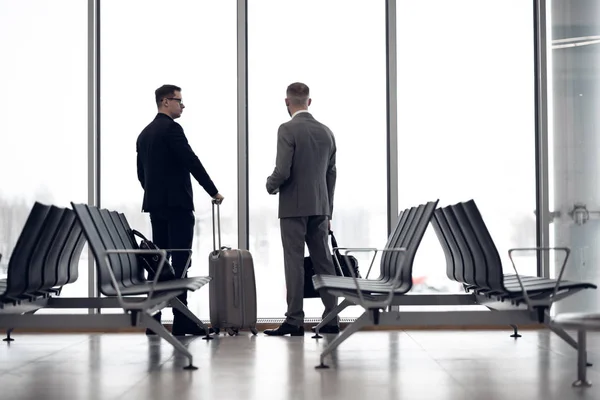 Affärskollegor väntar på Airport Lounge stående och pratar — Stockfoto