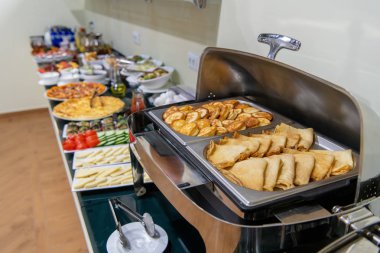 Marmite'de çeşitli krepler ile otelde kahvaltı catering ayarı