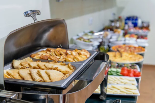 Hotel desayuno catering en el hotel, con variedad de panqueques en marmite —  Fotos de Stock