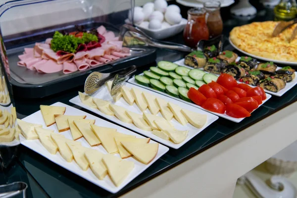 Filas de queso fresco de diferentes variedades, salsas y verduras. El queso como aperitivo principal en el desayuno en el restaurante buffet . —  Fotos de Stock