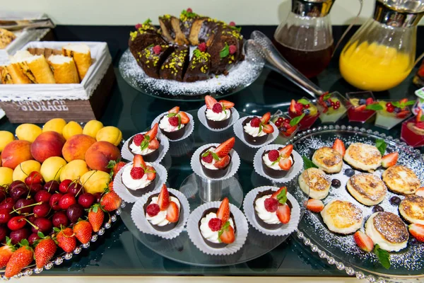 Postres de leche dulce y bayas en el desayuno buffet en un hotel —  Fotos de Stock