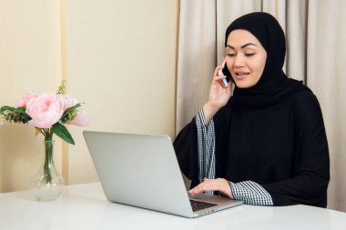 Dizüstü bilgisayarınızla çalışırken Evet Müslüman kadın işçi