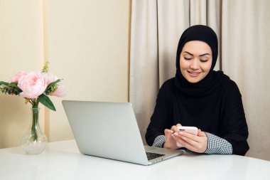Müslüman erkek dizüstü bilgisayarınızla çalışırken Evet.