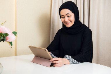 Bir tablet vasıl ev ya da ofis tutan üzücü Müslüman meşgul iş kadın
