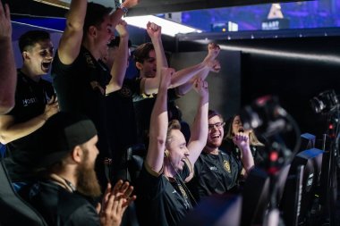 Moskova, Rusya - 14 Eylül 2019: esports Counter-Strike: Global Offensive etkinliği. Pijama efsanesi Christopher Get Right Alesund bir sahnede takım Ninjas ile Oyuncular standı. Bir kutlama