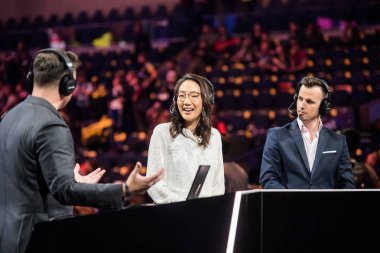 MOSCOW, Rusya - 14 Eylül 2019: İthalat Karşı Grevi: Küresel Saldırı. Turnuva oyuncuları ya da yorumcular ana mekanda maçı izliyor ve canlı yayına aktarıyor.