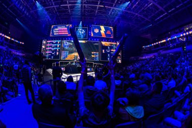 Moskova, Rusya - 14 Eylül 2019: Counter Strike maçının espor etkinliği. Maç sırasında takımlarını alkışlayan video oyunları taraftarları.