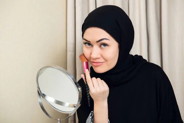 Bella donna musulmana che applica il mascara. Giovane araba donna utilizzando frusta pennello — Foto Stock