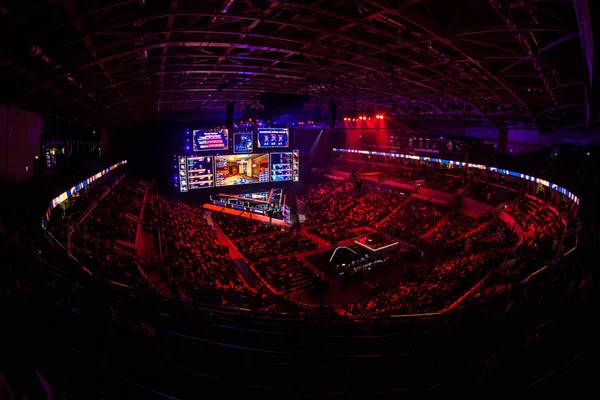 Moskva, Rusko-14. září 2019: eSports Kontrastrike: globální útočná událost. Hlavní scéna, Velká obrazovka a světla před začátkem turnaje. — Stock fotografie
