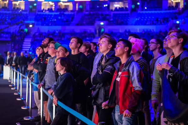 MOSCOU, RUSSIE - 14 SEPTEMBRE 2019 : événement d'esport d'un match de Counter Strike. Les fans de jeux vidéo applaudissent leur équipe pendant le match . — Photo