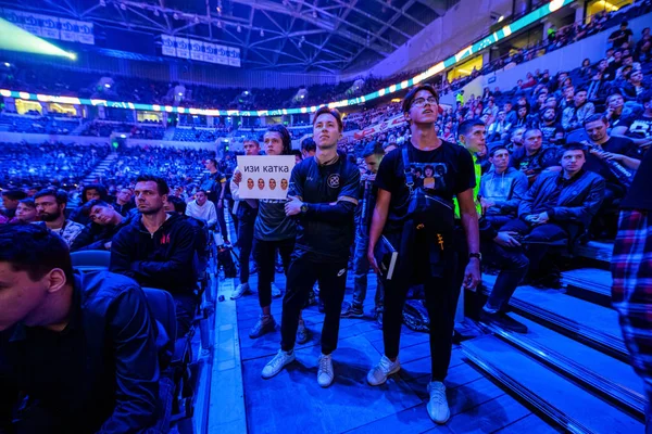 Μόσχα, Ρωσία-14 Σεπτεμβρίου 2019: eSports εκδήλωση ενός παιχνιδιού counter απεργία. Οι οπαδοί των βιντεοπαιχνιδιών ζητωκραυγάζουν για την ομάδα τους κατά τη διάρκεια του αγώνα. — Φωτογραφία Αρχείου