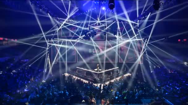モスクワ、ロシア- 14 9月2019: esports Counter-Strike: Global Official event.開会式のメインステージ、雷、照明、大きな画面. — ストック動画