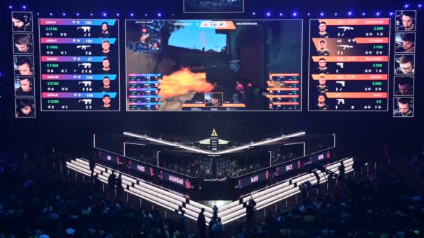 Moskwa, Rosja-14 września 2019: esports Counter-Strike: Global Offensive wydarzenie. Scena główna z dużym ekranem pokazująca momenty gry Matchs. — Wideo stockowe