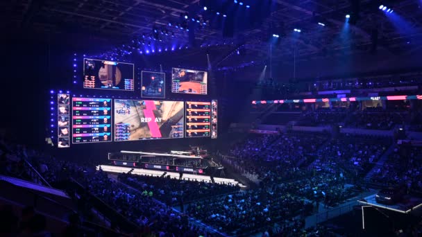 Moskva, Ryssland-14th september 2019: eSports Counter-Strike: global offensiv händelse. Stora scenen med en stor skärm som visar Matchs spelet Moments. — Stockvideo