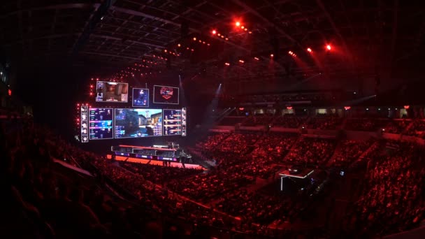 MOSCÚ, RUSIA - 14 DE SEPTIEMBRE DE 2019: esports Counter-Strike: Global Offensive event. Escenario principal, relámpago, iluminación, pantalla grande en la ceremonia de apertura . — Vídeo de stock