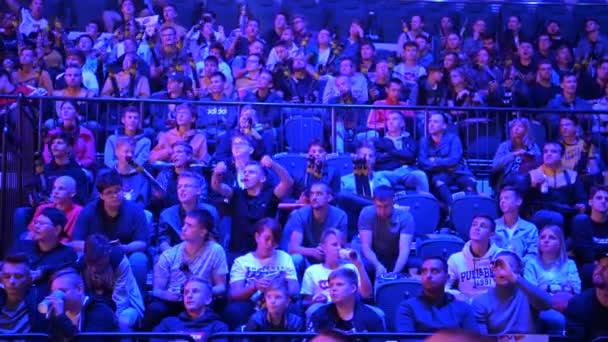 MOSCÚ, RUSIA - 14 DE SEPTIEMBRE DE 2019: esports Counter-Strike: Global Offensive event. Los fanáticos de los videojuegos gritando y animando a su equipo favorito durante el partido . — Vídeo de stock