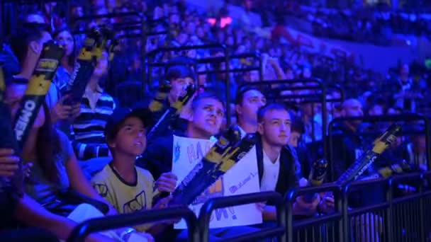 MOSCOW, RÚSSIA - 14 de setembro de 2019: esports Counter-Strike: Global Offensive event. Um rapaz triste num tribuno numa arena de torneios. Fãs de videogames torcendo por sua equipe favorita durante — Vídeo de Stock