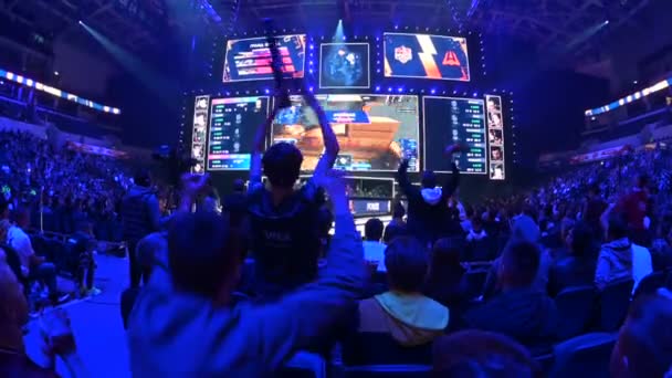 MOSCOW, RÚSSIA - 14 de setembro de 2019: esports Counter-Strike: Global Offensive event. Felizes fãs dedicados na arena. Animando com as mãos levantadas . — Vídeo de Stock