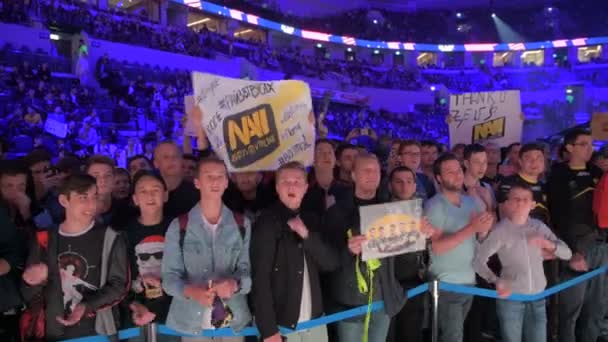 MOSCOW, RÚSSIA - 14 de setembro de 2019: esports Counter-Strike: Global Offensive event. Fãs entusiastas dedicados na arena aplaudindo e preocupados com sua equipe favorita . — Vídeo de Stock